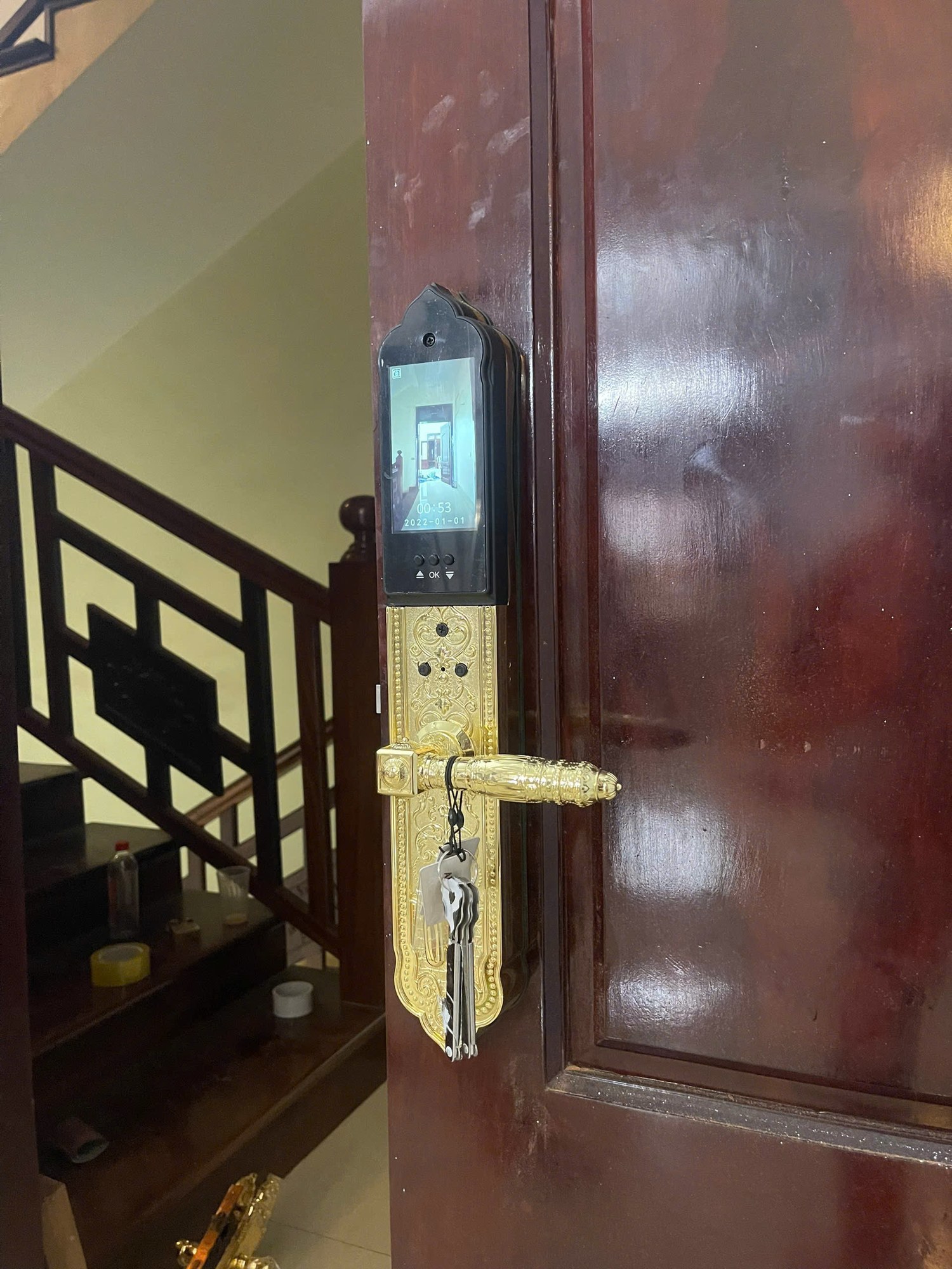 Lắp đặt thực tế khóa Avolock AC-996F-G mặt trong với màn hình video call