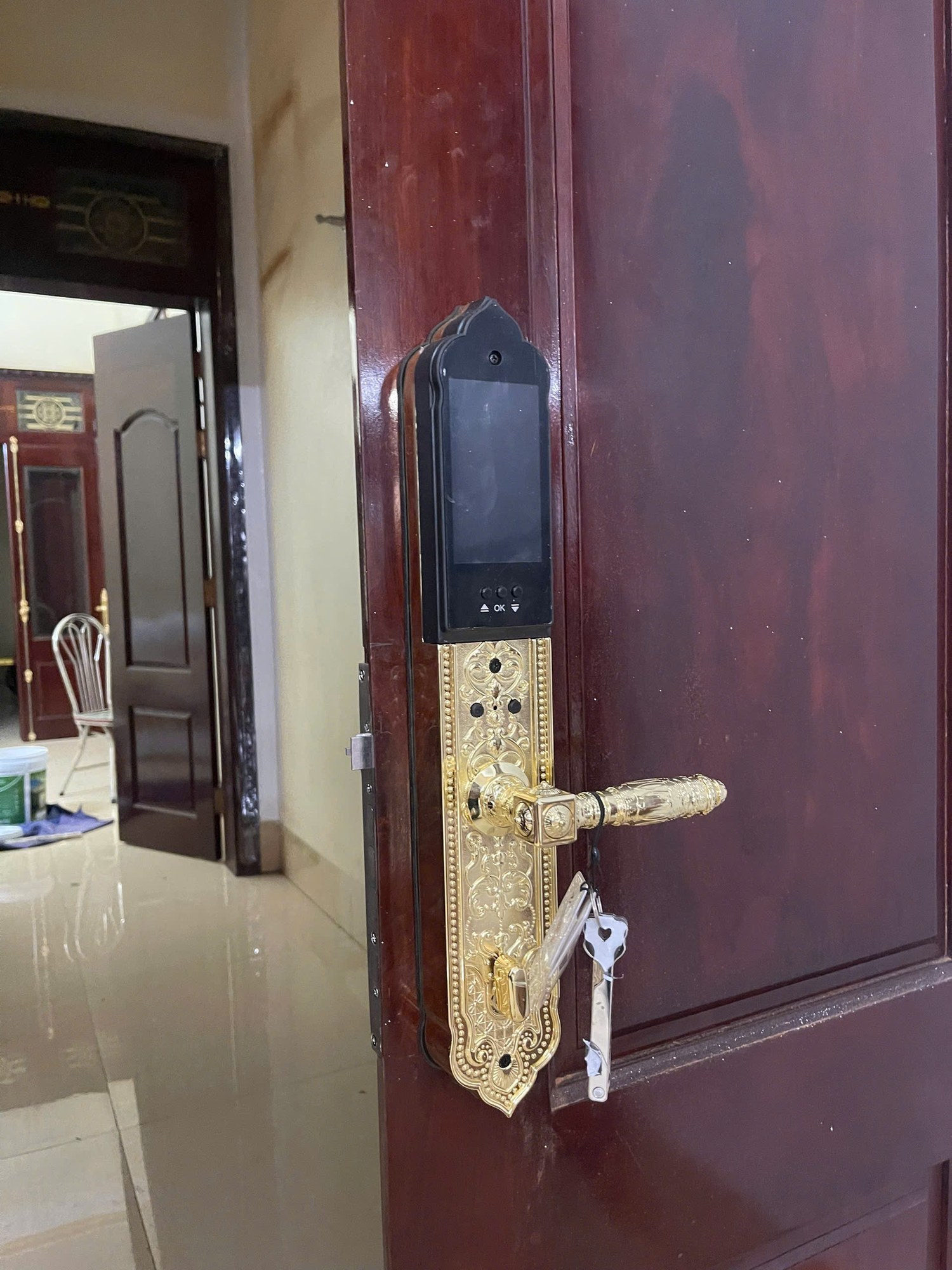 Lắp đặt thực tế khóa Avolock AC-996F-G mặt trong toàn cảnh trên cửa gỗ