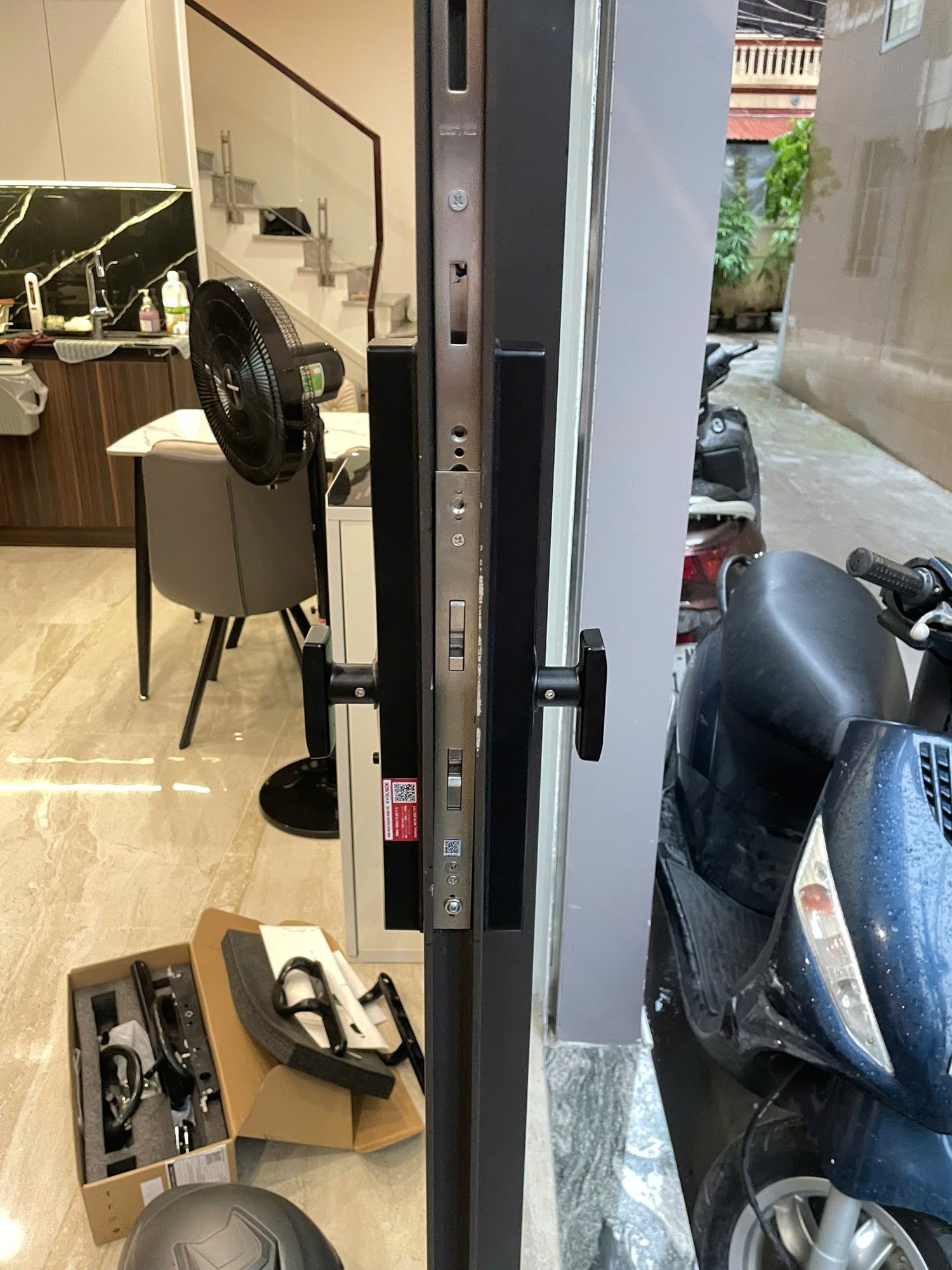 Hông cửa khóa Avolock AN-383-B với ruột khóa inox và chốt khóa