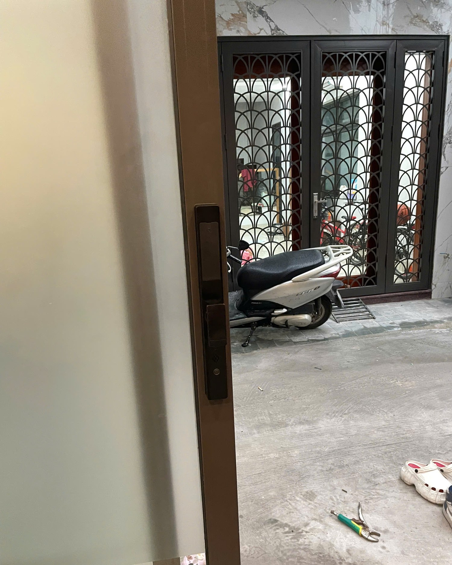 Mặt trong khóa vân tay Avolock AN-383-B lắp trên cửa nhôm kính khung hẹp