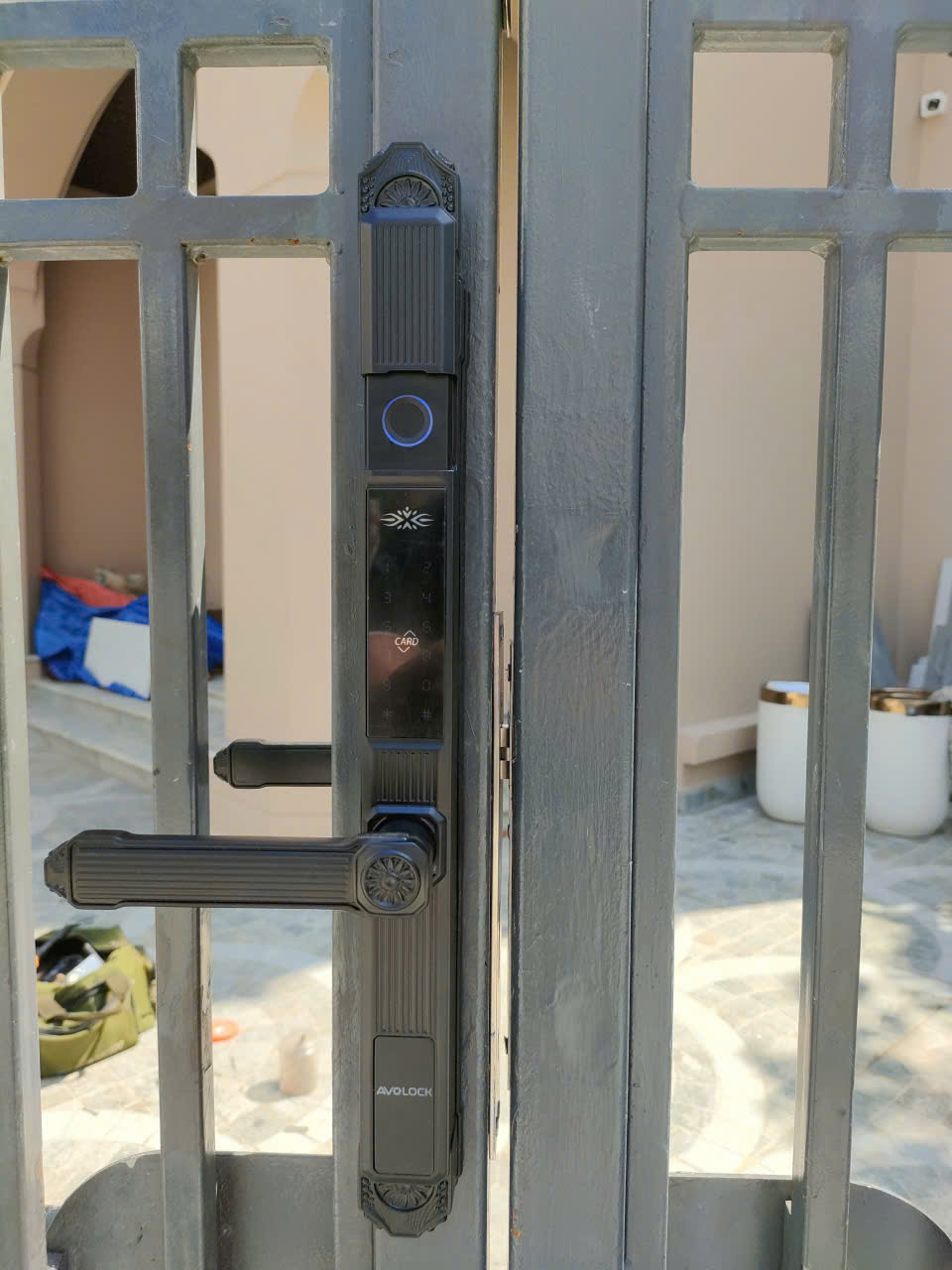 Cận cảnh mặt trước khóa vân tay Avolock AN 389 lắp trên cổng sắt