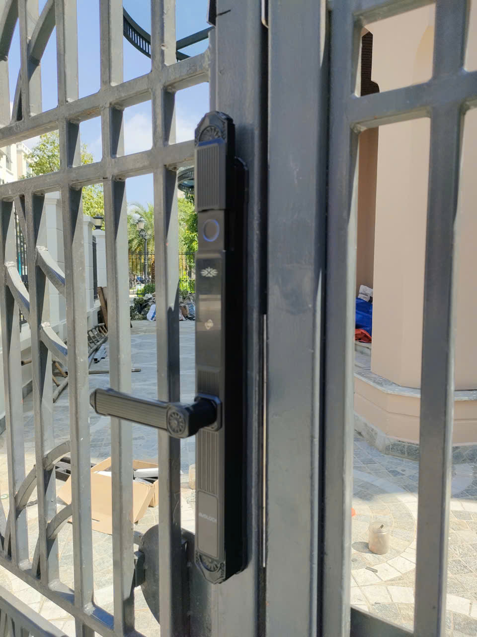 Chi tiết logo AVOLOCK trên thân khóa AN 389 lắp trên cổng sắt