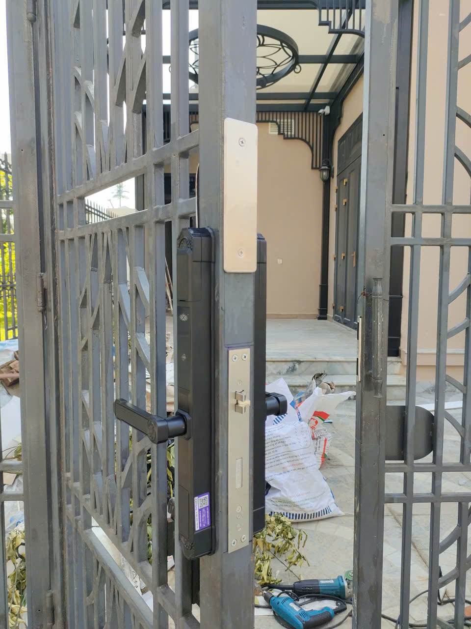 Quá trình lắp đặt khóa vân tay Avolock AN 389 tại hiện trường