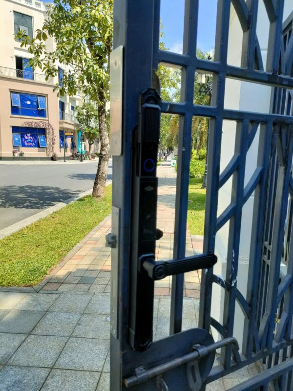 Lắp đặt thực tế khóa vân tay chống nước Avolock AN 389 trên cổng sắt