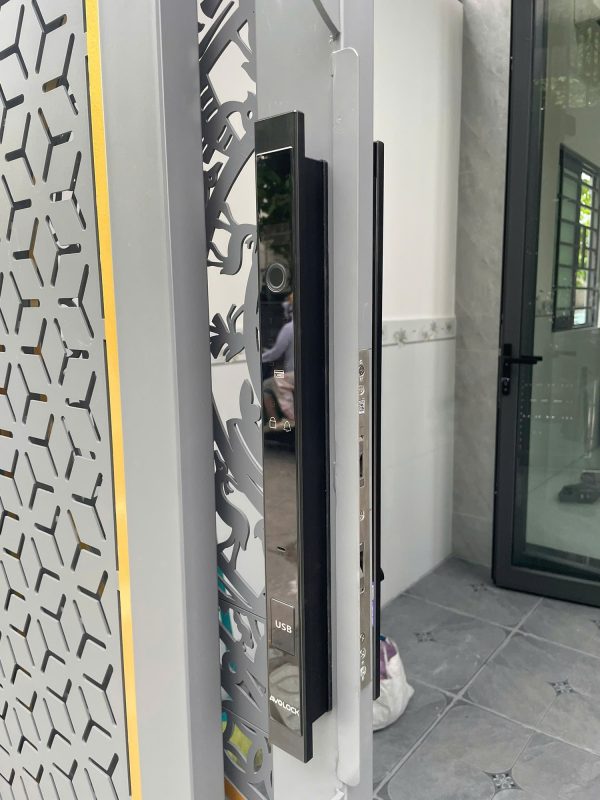 Khóa vân tay Avolock AN 396 — góc nghiêng mặt ngoài và hèm cửa inox sau khi lắp