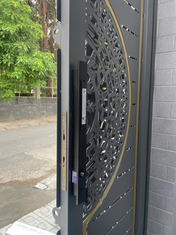 Khóa vân tay Avolock AN 396 — thân khóa phía trong và chốt cửa sau khi lắp