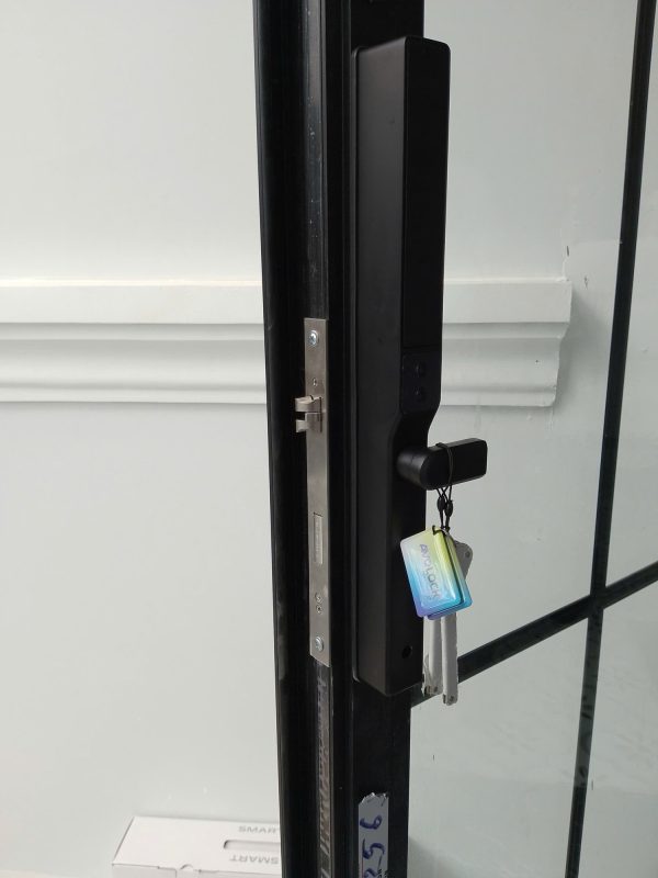 Khóa Avolock AN398 lắp trên cửa nhôm Xingfa, nhìn từ cạnh cửa thấy thân khóa và chốt inox