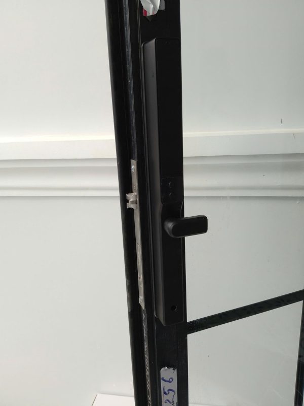 Mặt bên khóa Avolock AN398 trên đố cửa nhôm bản hẹp, tay gạt đen đồng bộ khung cửa