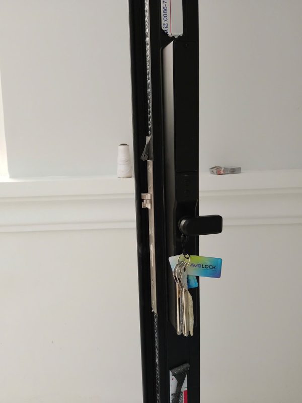 Khóa Avolock AN398 kèm thẻ từ và chìa cơ sau khi lắp đặt trên cửa nhôm