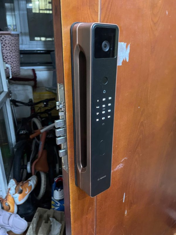 Mặt ngoài khóa vân tay Bosch FU8 Plus góc nghiêng, camera Face ID, bàn phím sáng, tay nắm push-pull