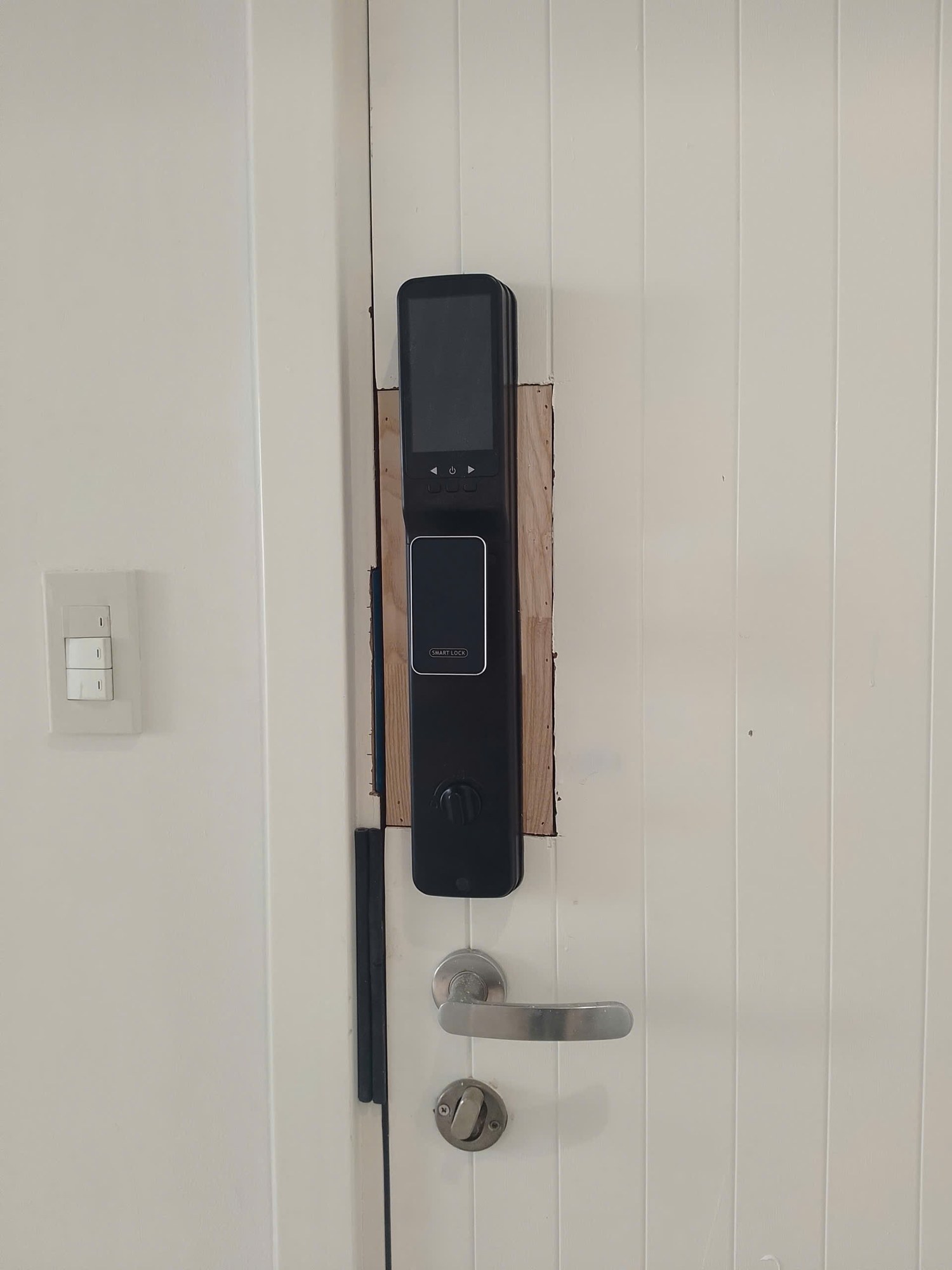 Mặt trong khóa Avolock AL 76TFV với màn hình lớn và núm xoay mở cửa