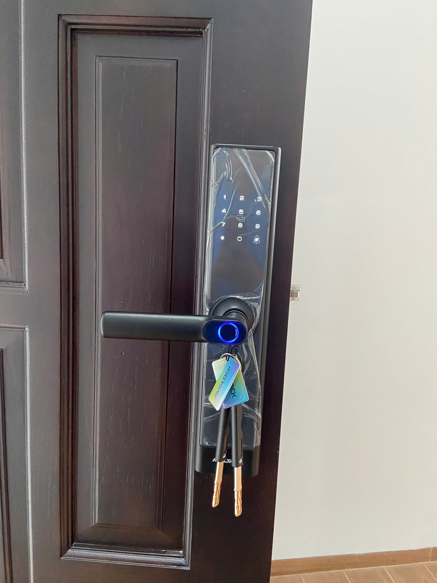 Khóa vân tay Avolock AV-67 — mặt ngoài sau khi lắp trên cửa gỗ thông phòng