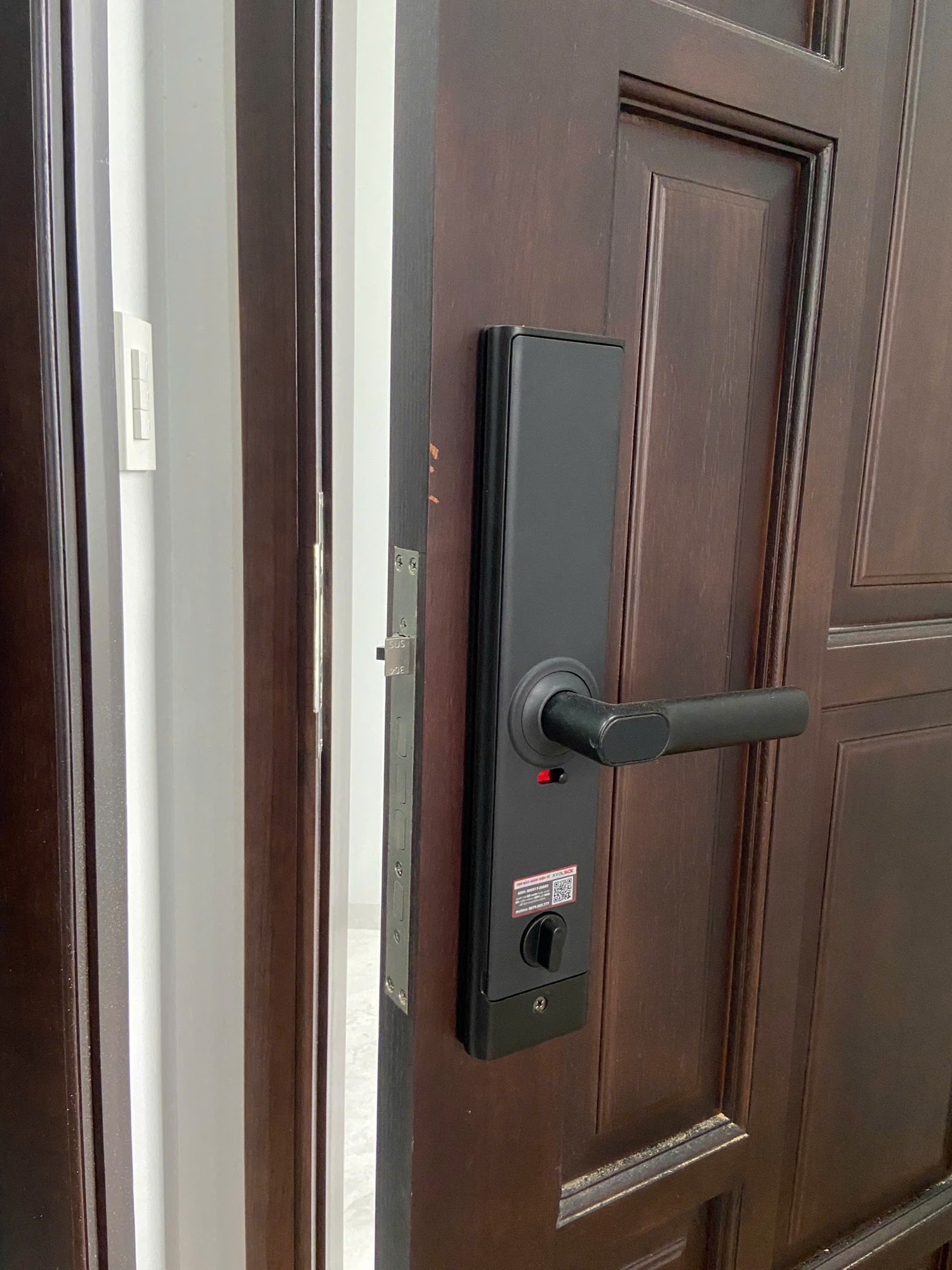 Khóa vân tay Avolock AV-67 — mặt trong với tay gạt và núm xoay khóa trái