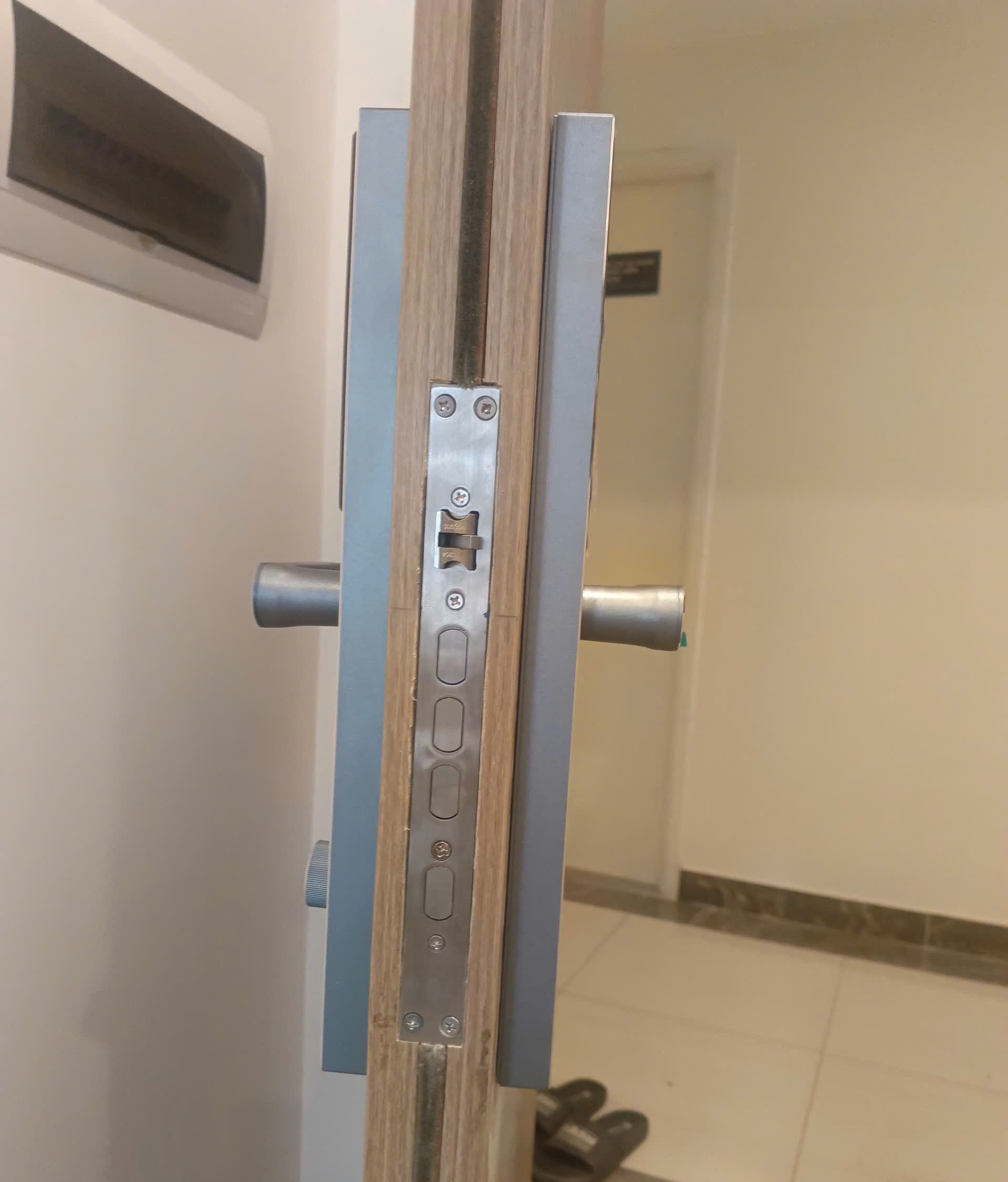 Hông cửa sau khi lắp đặt khóa vân tay Avolock AV-61 Hông cửa gỗ sau khi lắp đặt khóa vân tay Avolock AV-61, mặt chốt inox nhiều điểm