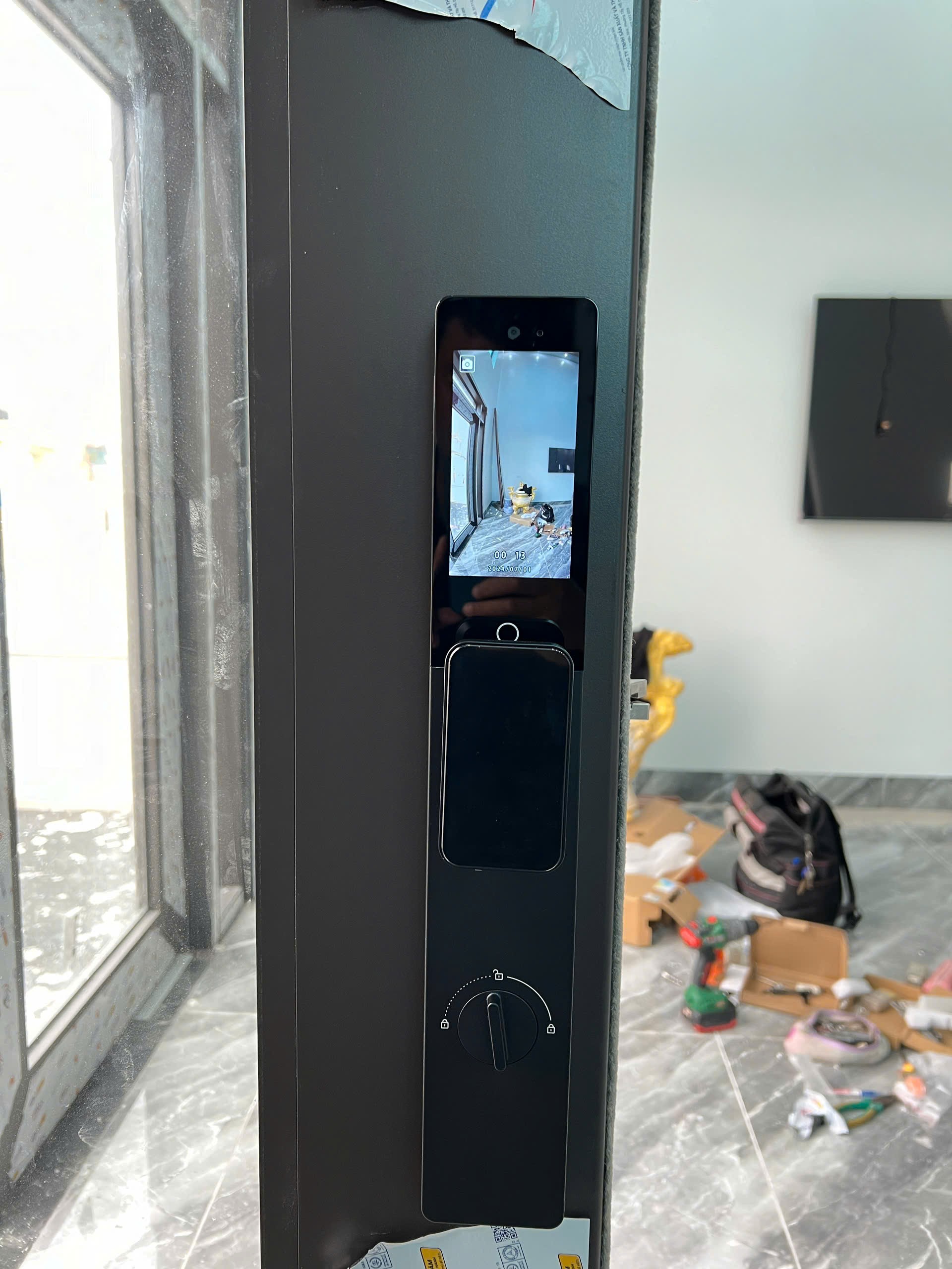 Mặt trong khóa Avolock AL-83FRVT-B với màn hình và núm xoay cơ