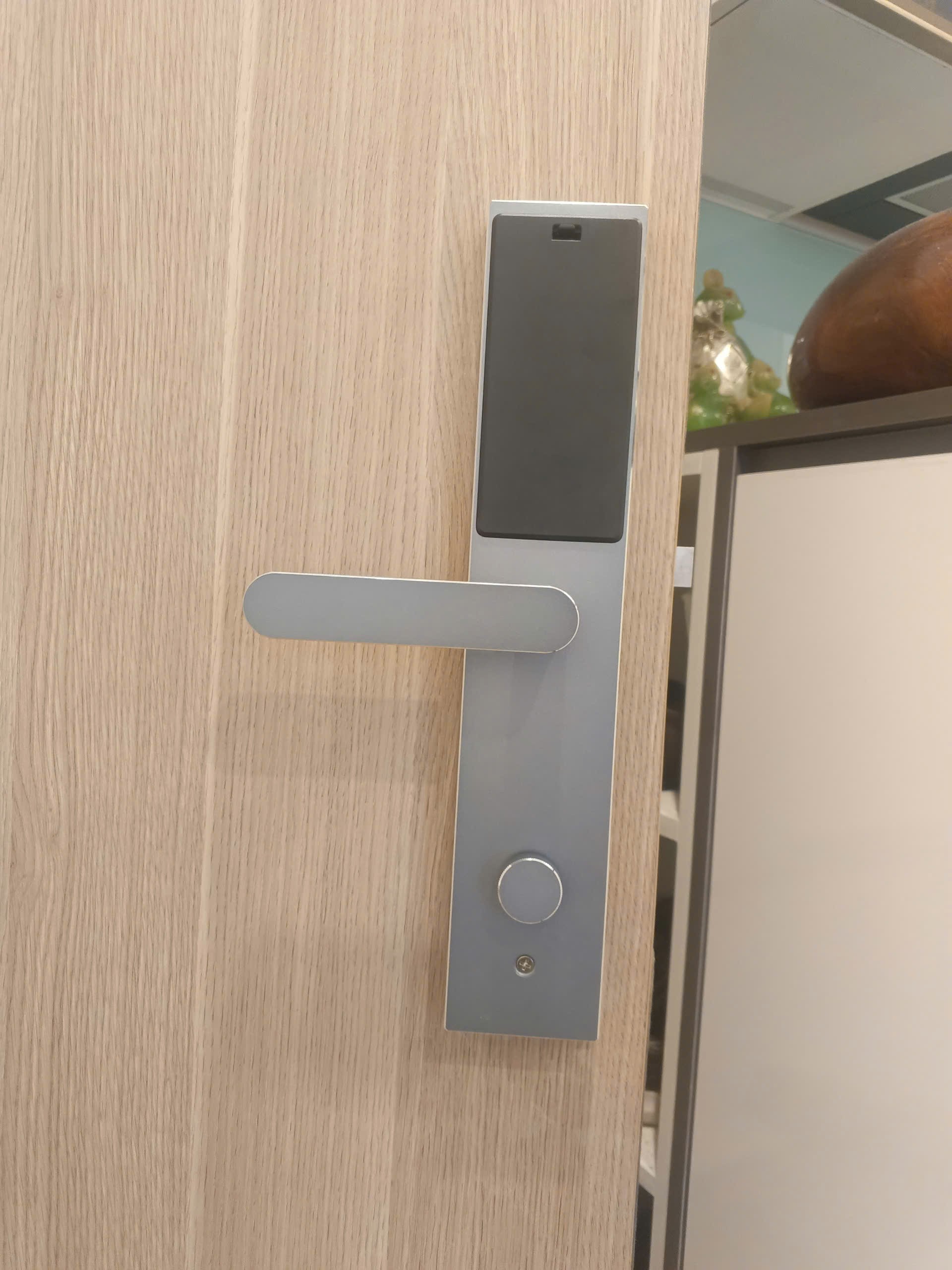 Mặt trong khóa vân tay Avolock AV-61 lắp đặt thực tế Mặt trong khóa vân tay Avolock AV-61 với núm xoay cơ lắp trên cửa gỗ