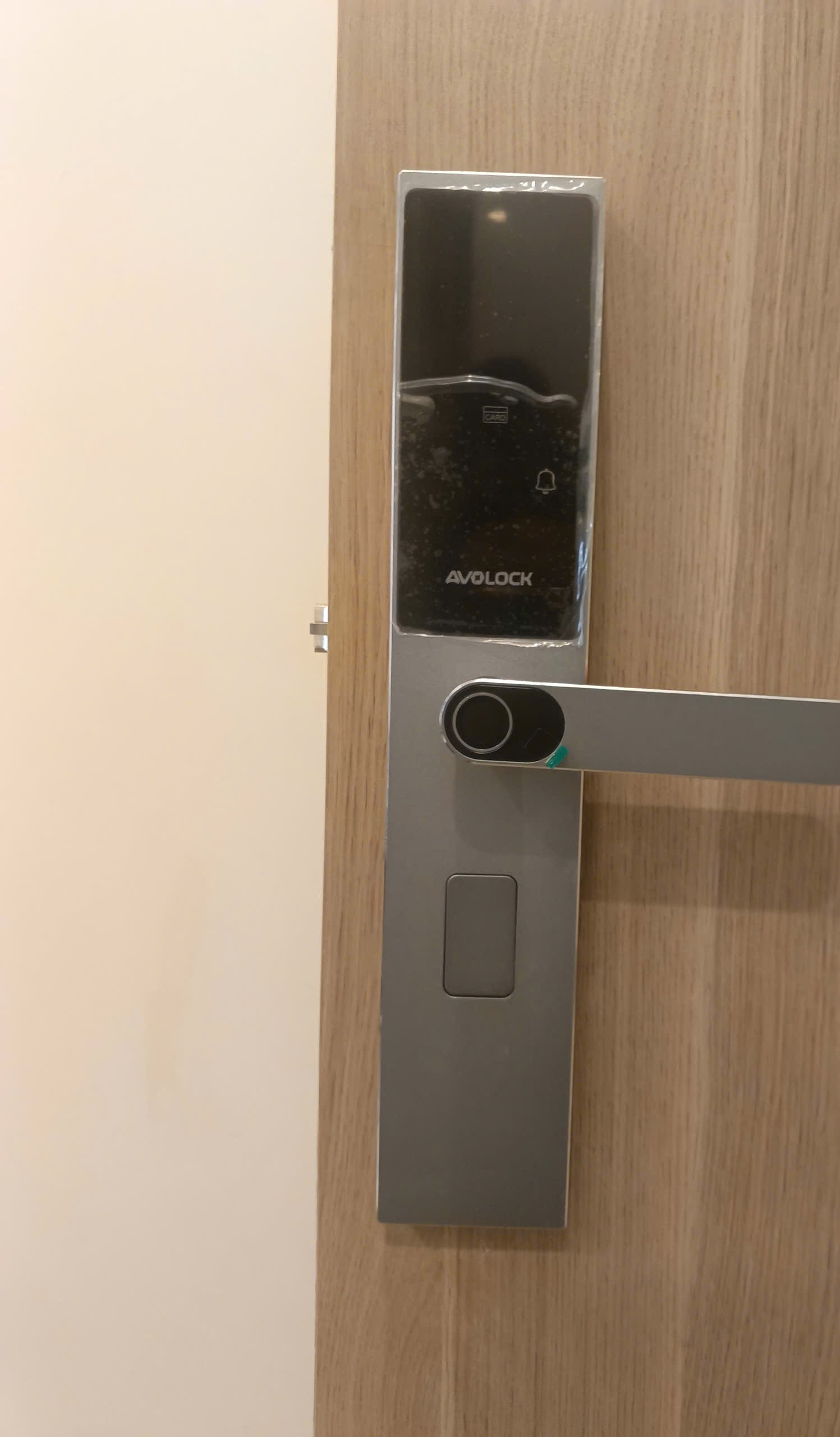 Lắp đặt thực tế mặt ngoài khóa vân tay Avolock AV-61 cho cửa gỗ Mặt ngoài khóa vân tay Avolock AV-61 lắp đặt thực tế trên cửa gỗ
