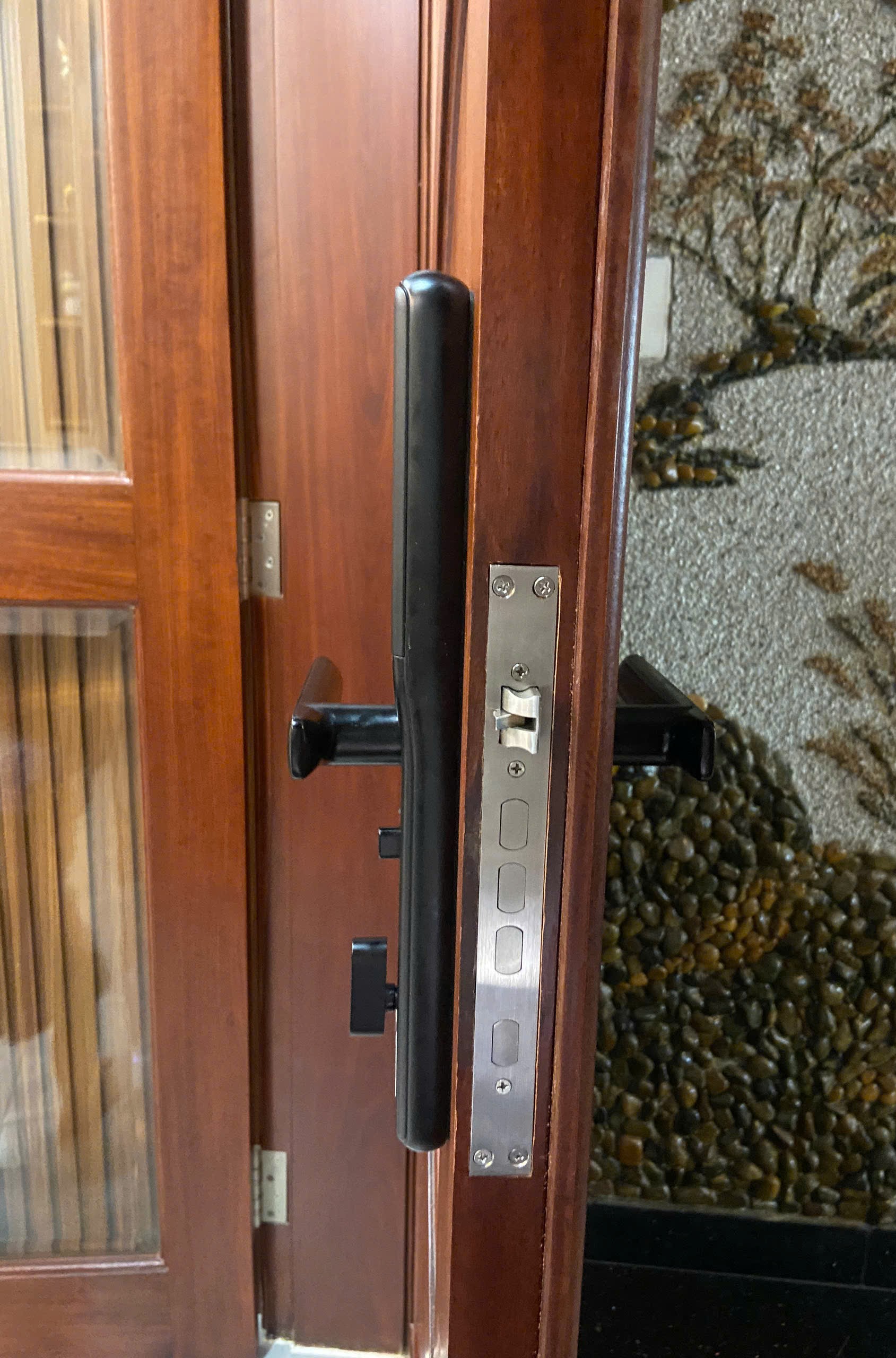 Lắp đặt thực tế khóa vân tay Bosch ID30B, hèm cửa với cụm 3 chốt inox 304