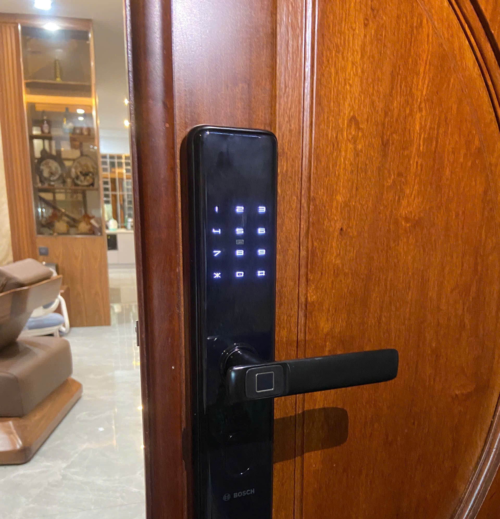 Lắp đặt thực tế khóa vân tay Bosch ID30B mặt ngoài trên cửa gỗ, bàn phím cảm ứng sáng