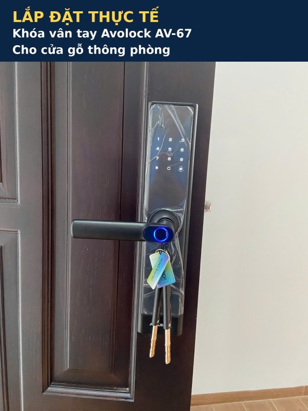 Lắp đặt thực tế khóa vân tay Avolock AV-67 cho cửa gỗ thông phòng