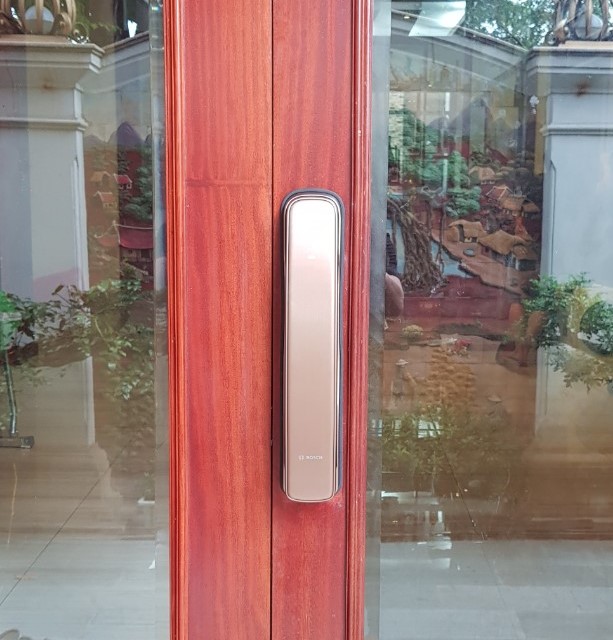 Lắp đặt thực tế khóa vân tay Bosch EL800X Push-Pull trên cửa gỗ biệt thự