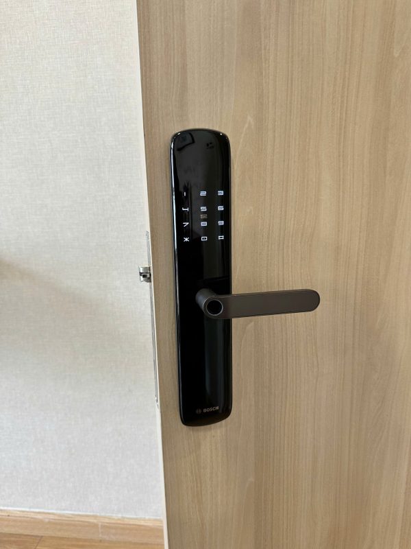 Lắp đặt thực tế khóa vân tay Bosch ID60 cho cửa gỗ — bàn phím đèn LED sáng rõ