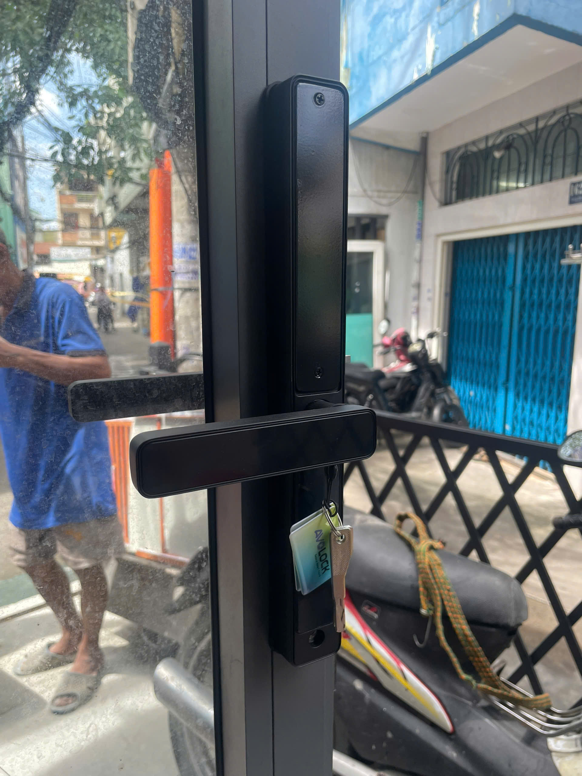 Mặt trong khóa vân tay Avolock AN-382 lắp đặt thực tế, thẻ từ và chìa khóa cơ đi kèm