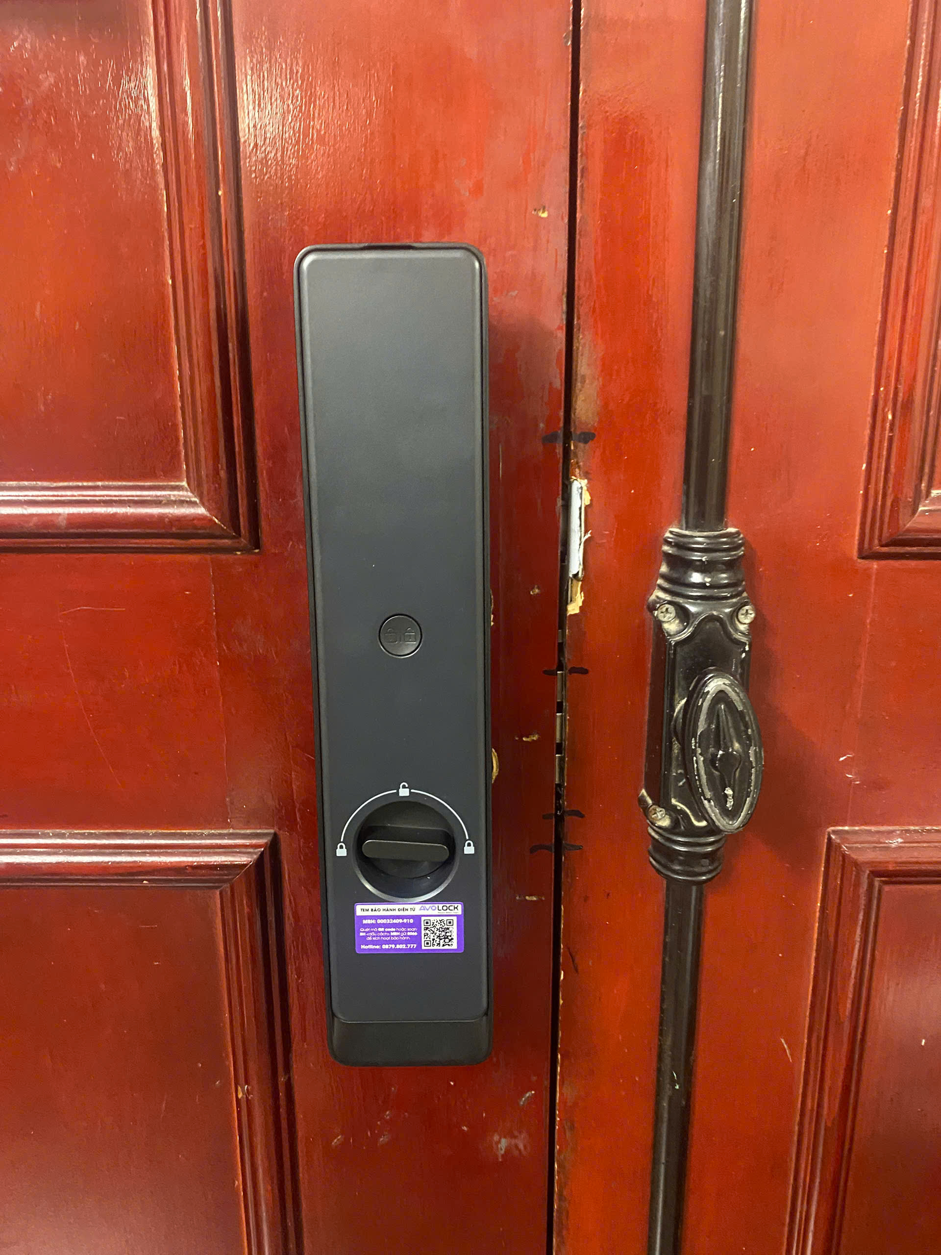 Mặt trong khóa Avolock AL-81 lắp đặt thực tế với núm xoay chốt và tem bảo hành điện tử