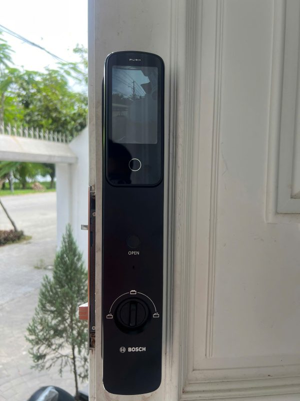 Mặt trong khóa Bosch EL800VX: màn hình xem hình, nút OPEN và núm xoay chốt