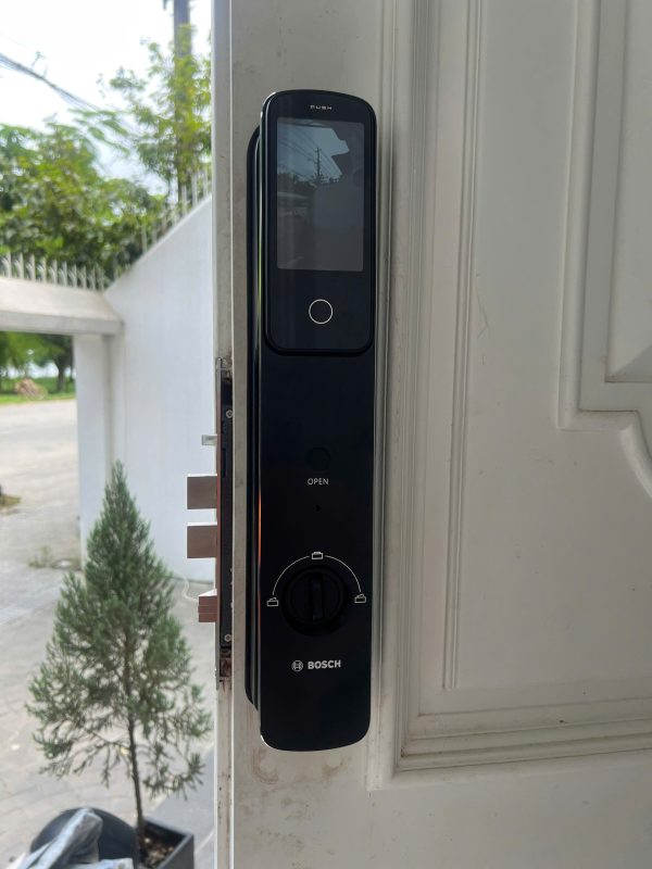 Mặt trong khóa vân tay Bosch EL800VX cận cảnh sau lắp đặt