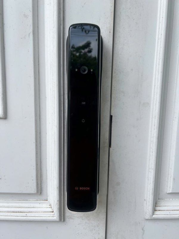 Lắp đặt thực tế khóa vân tay Bosch EL800VX mặt ngoài: camera Face ID, chuông hình gọi video trên cửa chính màu trắng
