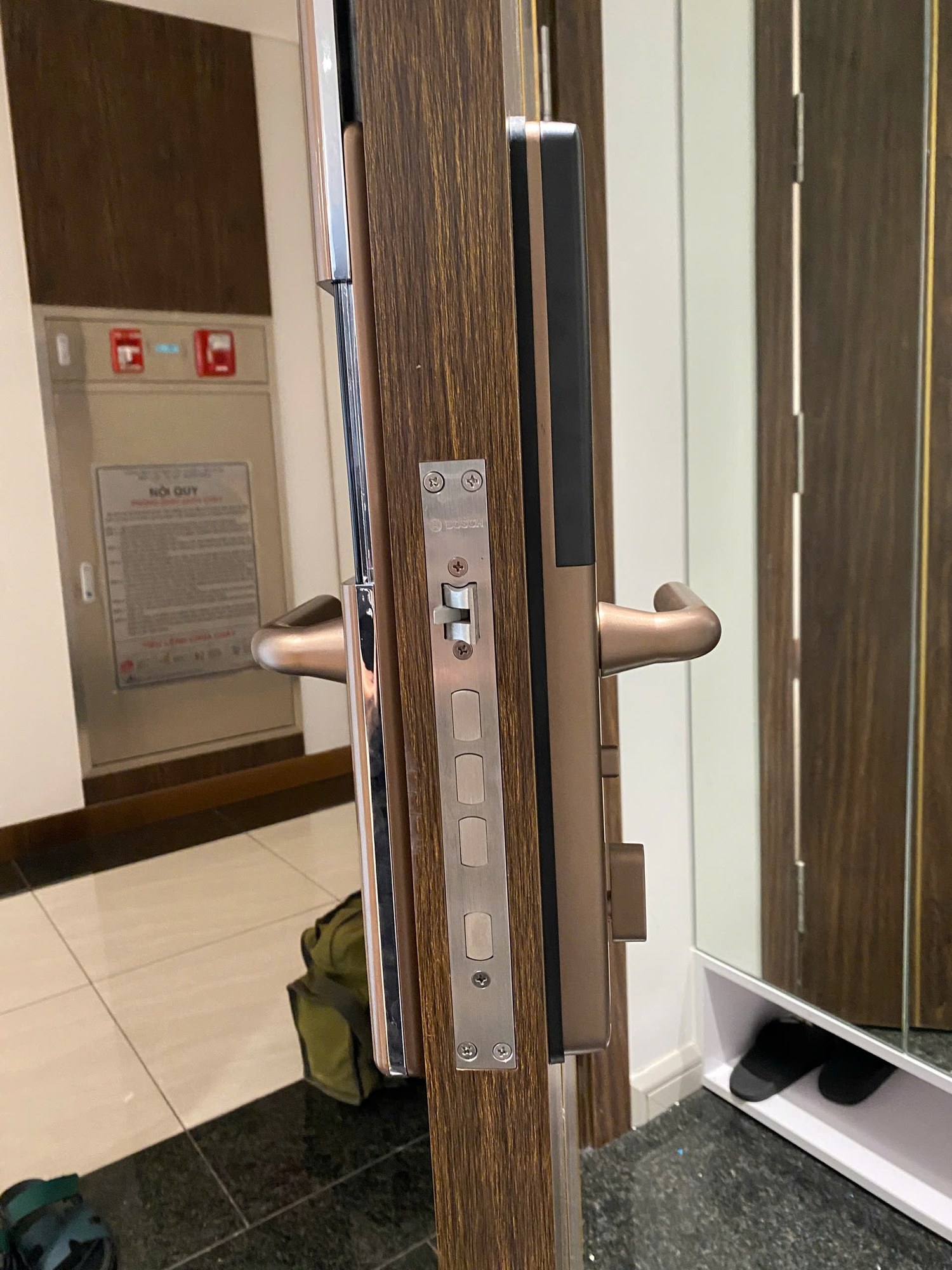 Lắp đặt thực tế khóa vân tay Bosch ID80 Gold cửa gỗ - hông cửa chốt inox