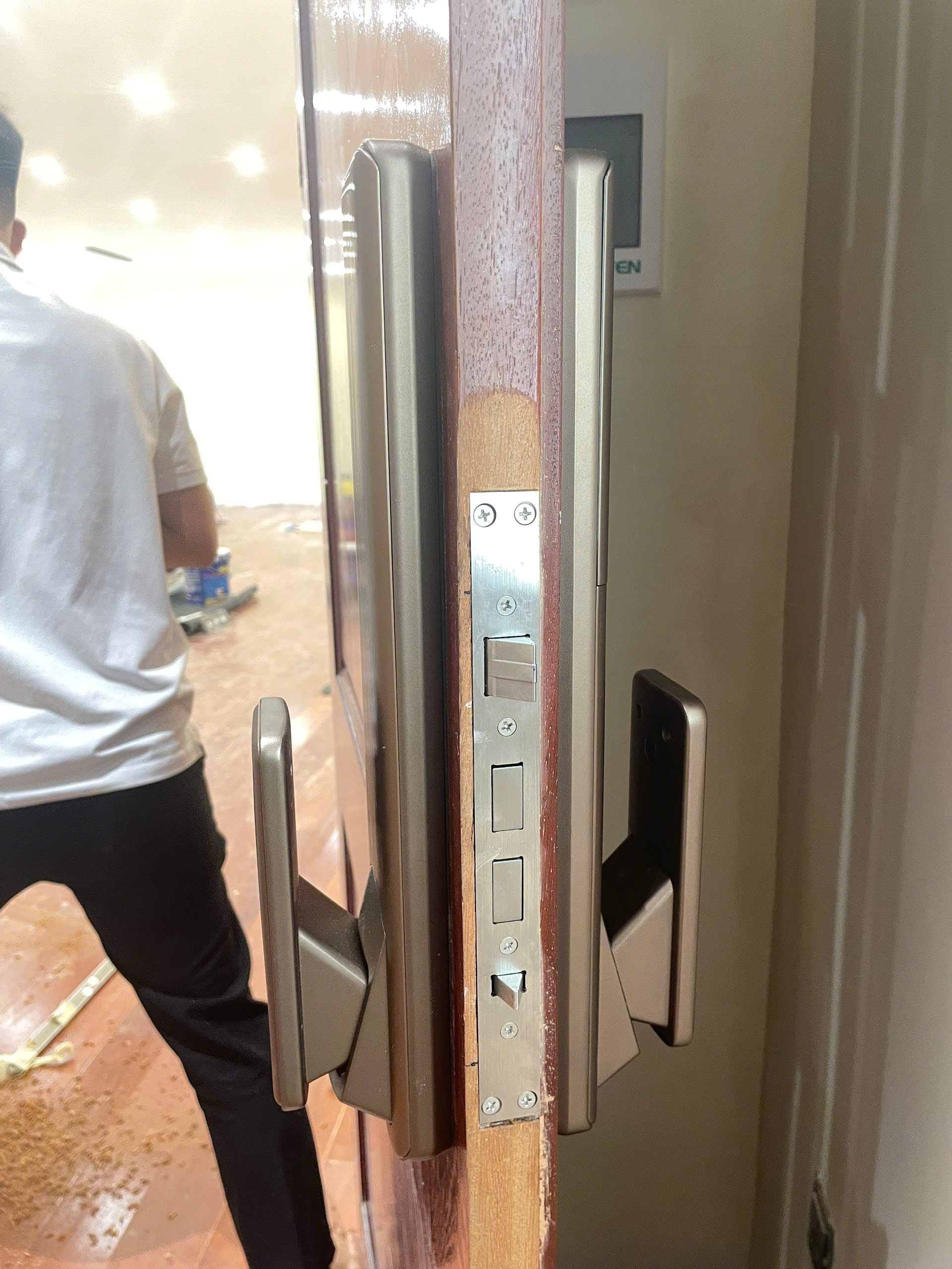 Góc hông cửa cho thấy ruột khóa inox Bosch FU750-Gold ôm khít cánh cửa gỗ khi lắp đặt thực tế