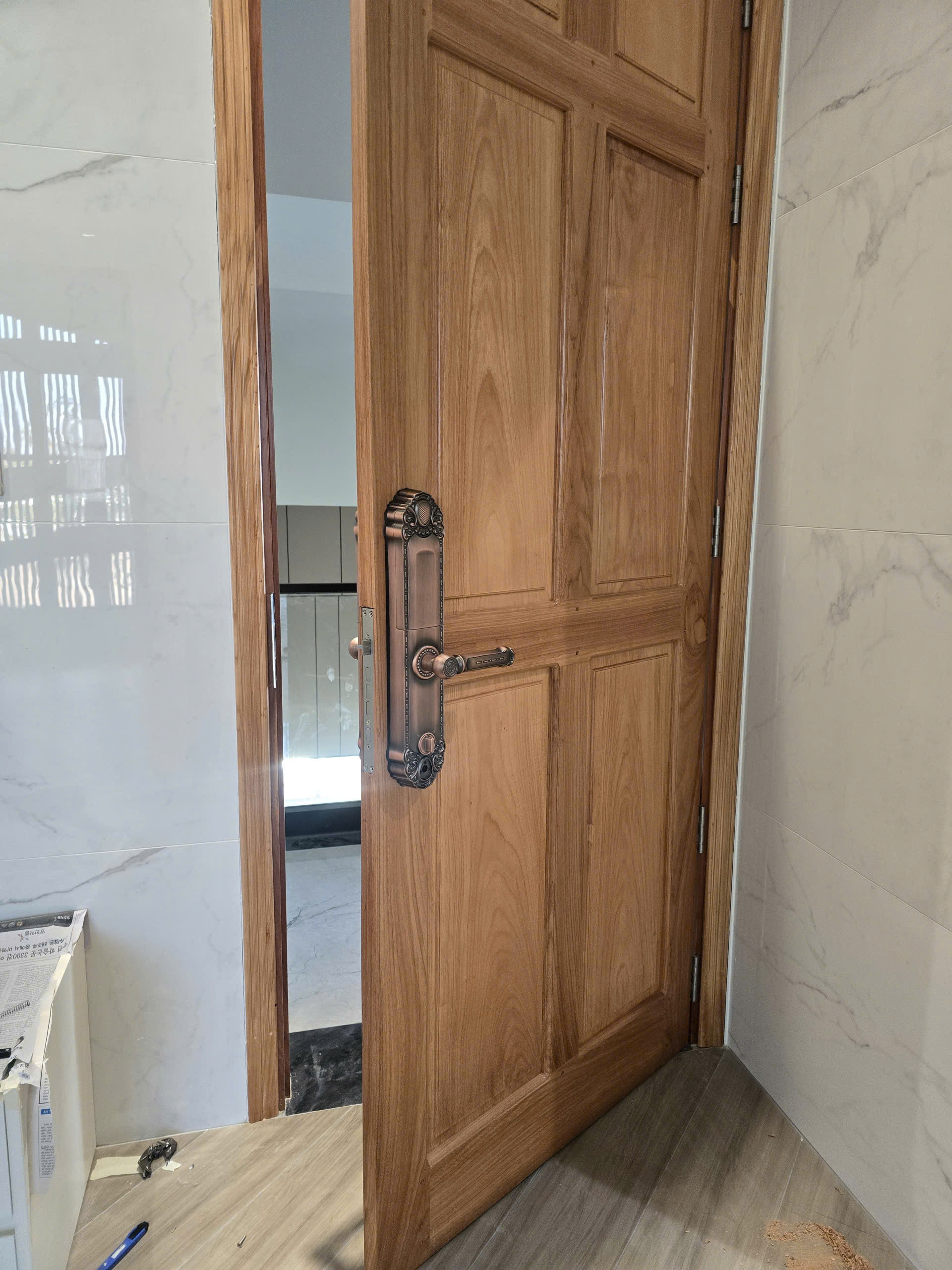 Toàn cảnh cửa gỗ sau khi lắp đặt thực tế khóa vân tay Avolock AC 994